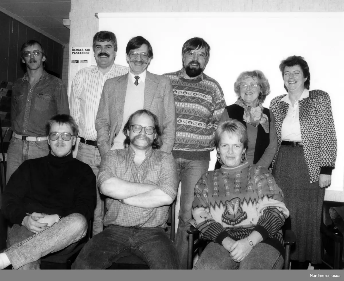 Styret i Kristiansund Handel og kontor 1987/1988, hvor vi ser fra venstre bakre rekke: Bjarne Tømmervåg, Stein Kristiansen, Kjell Melsæter, Karstein Yttervik, Svanhild Johnsen og Ingrid Larsen. Fra venstre første rekke ser vi: Tor Ødegård, Erling Hagen (leder) Aud Thomassen (nestleder). Rolf G. Jensen, Anne Arntzen og Anne Nordli var ikke tilstede da bildet ble tatt. Fotograf er ukjent, men trolig Engvig foto. Datering er omkring 1988-1989. Fra Nordmøre museums fotosamlinger.