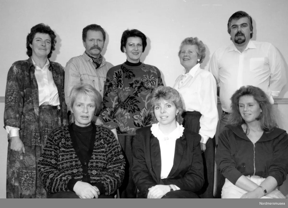 Styret ved Kristiansund Handel og Kontor 1990/91, hvor vi ser fra venstre i bakre rekke: Ingrid Larsen, Einar Mogstad, Anne Arntzen (leder), Svanhild Johnsen og Stein Kristiansen (kasserer/sekretær). Foran fra venstre: Aud Thomassen (nestleder), Gladys Hopshaug og Ruth Langhelle. Erling Hagen var ikke tilstede da bildet ble tatt. Fotograf er ukjent, men trolig Engvig foto. Datering er omkring 1991-1992. Fra Nordmøre museums fotosamlinger.