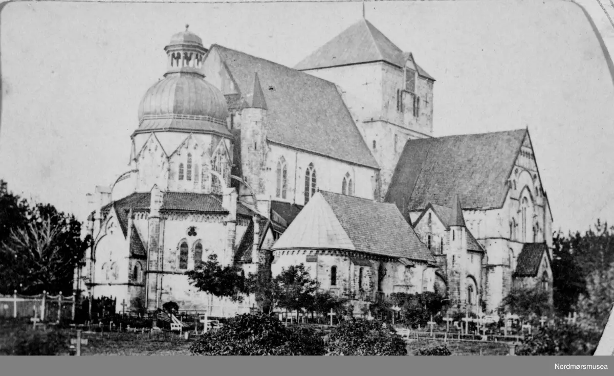 Dette er  Nidarosdomen før  restaureringsarbeidene ble satt i gang. Før 1869. (Info: Ole Knutsen). Trondheim, domkirke, Fotoet er fra ett av flere album tilhørende Ida Knudtzon, med bilder fra KMb-1999-007.0151 til KMb-1999-007.0270. Fra Nordmøre museums fotosamlinger.