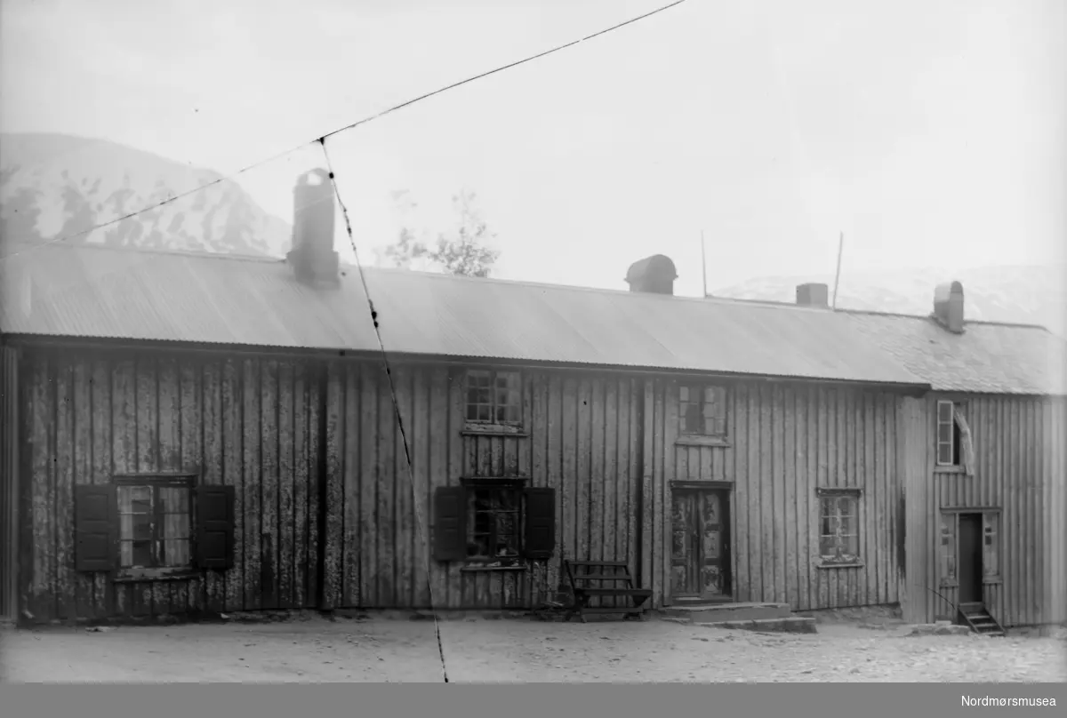 Foto av et gammelt og langt våninghus, usikkert hvor hvor, men er sannsynligvis i Møre og Romsdal. Datering er også usikker, men trolig omkring 1910 til 1929. Fotograf er ukjent. Fra Nordmøre museums fotosamlinger. Reg: EFR
