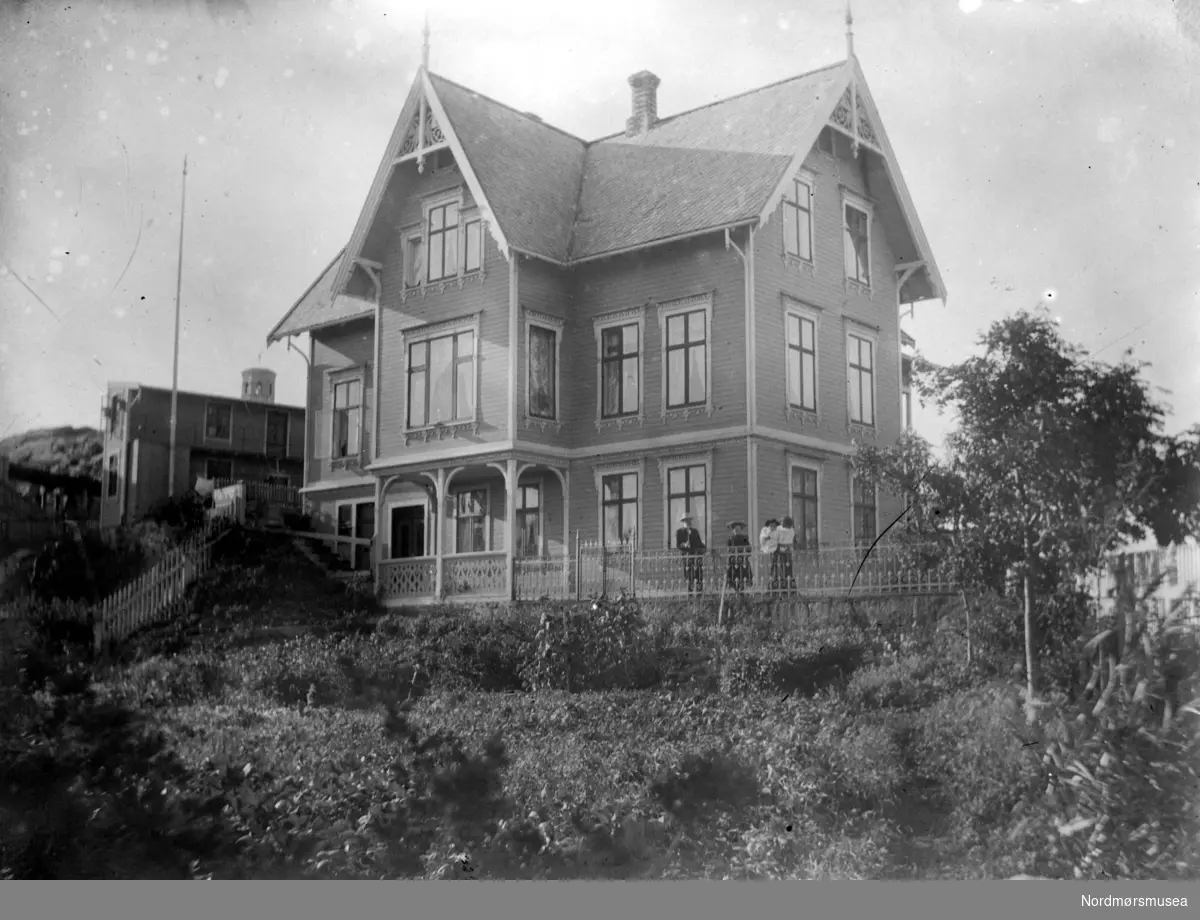 Foto av en flott villa i sveitserstil på St. hanshaugen og nær Varden på Kirkelandet i Kristiansund. Bygd av Eriksen og kjøpt senere av Høie. Kjent som Heriksenhuset og Høiehuset. Datering er også ukjent. Se også reg. nr. KMb-2007-012.0004. Fra Nordmøre museums fotosamlinger. Reg: EFR
