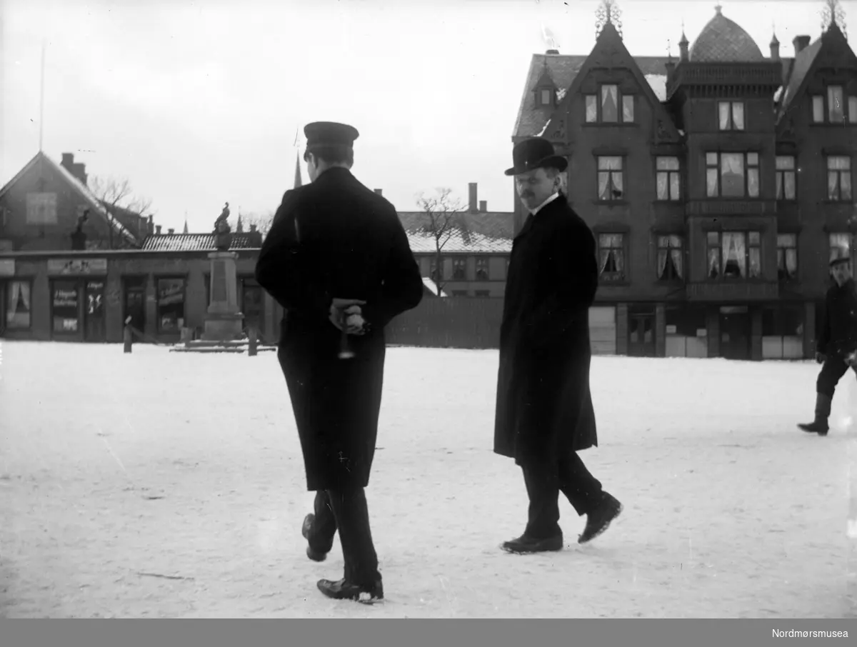 Foto fra torget på Kirkelandet i Kristiansund. Det er ukjent hvem vi ser på bildet. Det er også usikkert når bildet er tatt, men trolig omkring 1905 til 1908. Fra Nordmøre museums fotosamlinger. Reg: EFR
