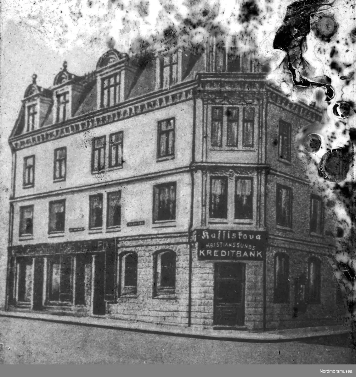 Marmorgården som huset blant annet Kristiansunds Kreditbank og Kaffistova på Kirkelandet i Kristiansund. Datering og fotograf er ukjent. Fra Nordmøre Museums fotosamlinger. Reg: EFR
