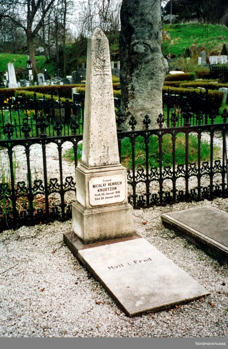 Gravstedet til konsul Nicolay Henrich Knudtzon III. Født 26. januar 1816 - Død 28. januar 1895.  variant  Fra Nordmøre Museums fotosamlinger. 