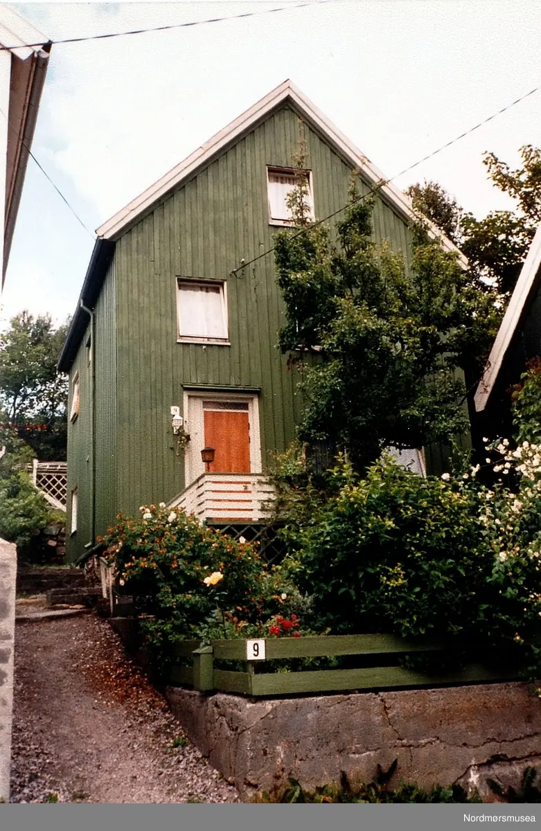 Stortuveien 9, Gnr. 8, Bnr. 13 i Vågen mellom Kirkelandet/Gomalandet i Kristiansund. Oppført ca. 1875. Fra prøvedigitaliseringen av framsidebildet på salgsoppgaven til eiendomsmegler Jørgen Karlsvik sine salgsobjekter. Fra Nordmøre museums fotosamling. EFR2015