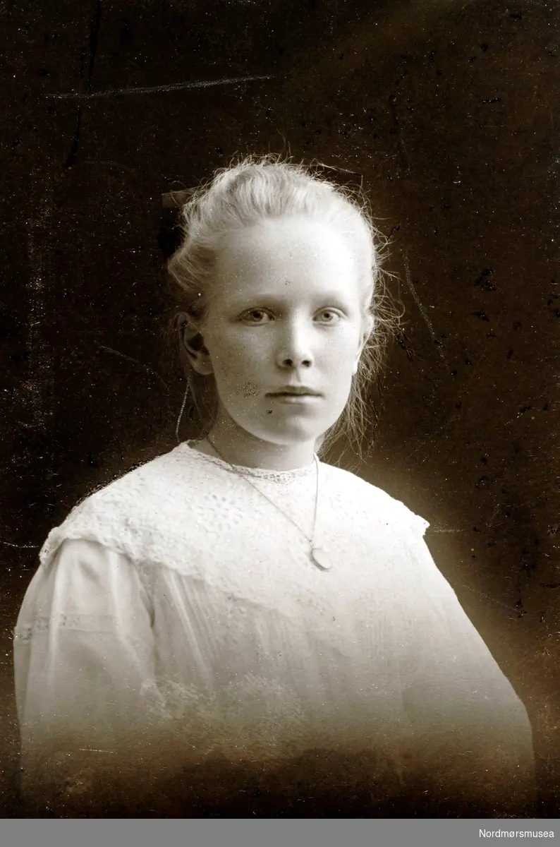 "Høsten 1909. Kikki Hveding Knudtzon" Foto av Christine Munch Hveding (f. 1.1.1896) Senere gift med Søren Winther Lossius Knudtzon. Bildet er fra en fotoboks fra Ida Knudtzon samlingen (serie KMb-2008-024) og strekker seg fra KMb-2008-024.00119 - KMb-2008-024.0153. Fra Nordmøre museums fotosamlinger. Dublett av KMb-2008-024.0148.