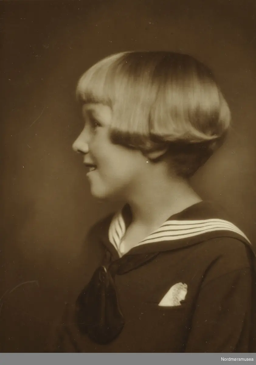 ";Christine Knudtzon okt. 1927. 8 år"; Christine Knudtzon - datter til Christine Munch Hveding Knudtzon - her avbildet i profil som 8 åring i 1927. Fra Nordmøre museums fotosamlinger.
