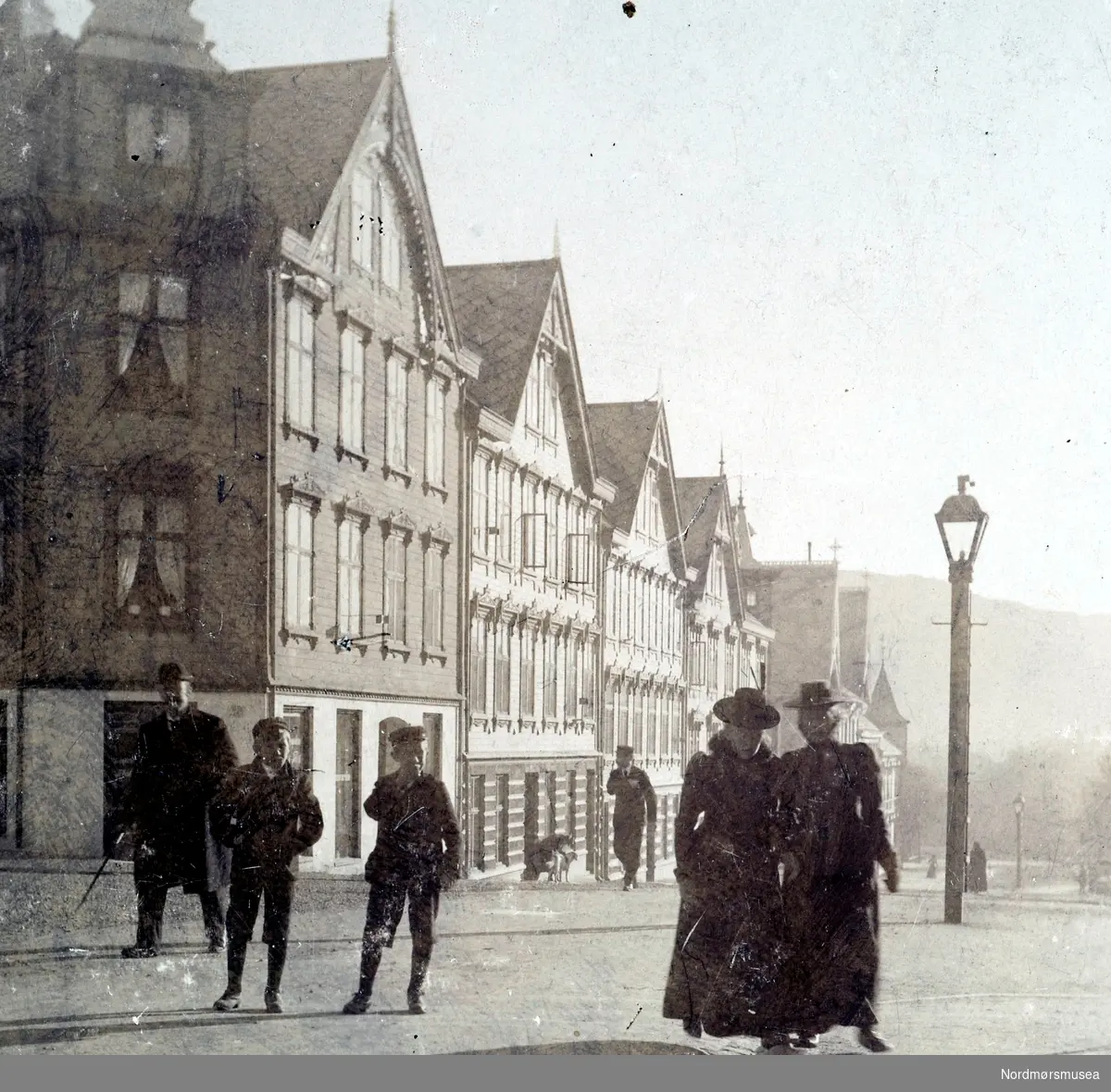 Stereofoto "125"  fra Langveien på Kirkelandet i Kristiansund, trolig rundt 1883-1905. fotograf er Ole Olsen Ranheimsæter. Se serie KMb-2008-026.0001 til KMb-2008-026.0020. Fra Nordmøre Museums fotosamlinger. dublett