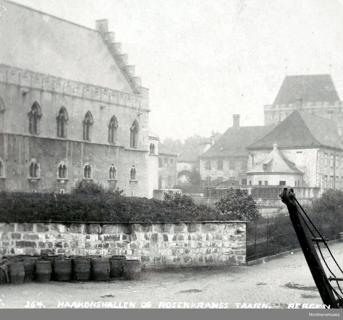 et stereofotografi, hvor vi ser fra Haakonshallen og Rosenkrantz tårn i Bergen. Datering er ukjent, men muligens omkring 1894-1900. Se serie fra KMb-2008-026.0054 til KMb-2008-026.0077. Fra Nordmøre museums fotosamlinger. 