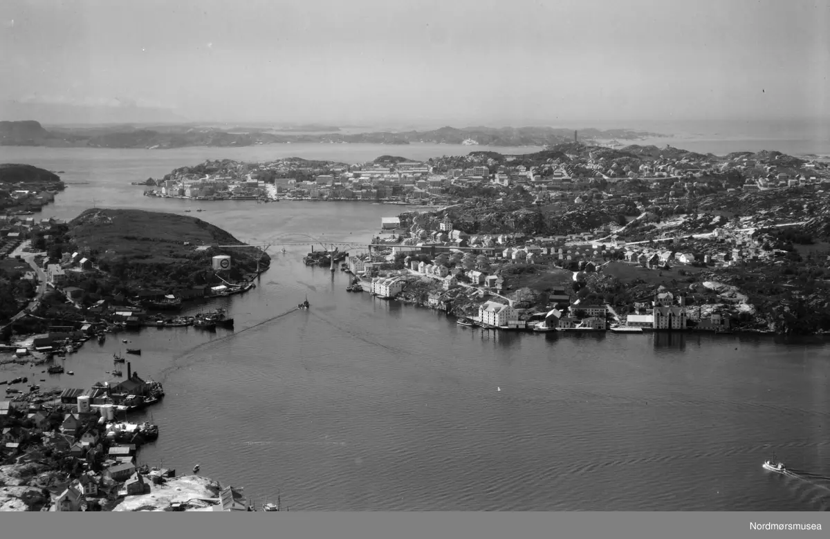 Flyfoto fra Nordlandet med Nordsundet og Nordsundbrua. Geworbnerholmen sees nærmest i bildet.  Innlandet og Kirkelandet sees i bakgrunnen med Sørsundet som går ut mot Bremsnesfjorden.

 Fra Nordmøre Museums fotosamlinger. EFR2015.
 ALTØ Dalegata og Bjørnehaugen verft/Sterkoder med tankanlegget NOR på Bjørnehaugen like ved Nordsundbrua.

