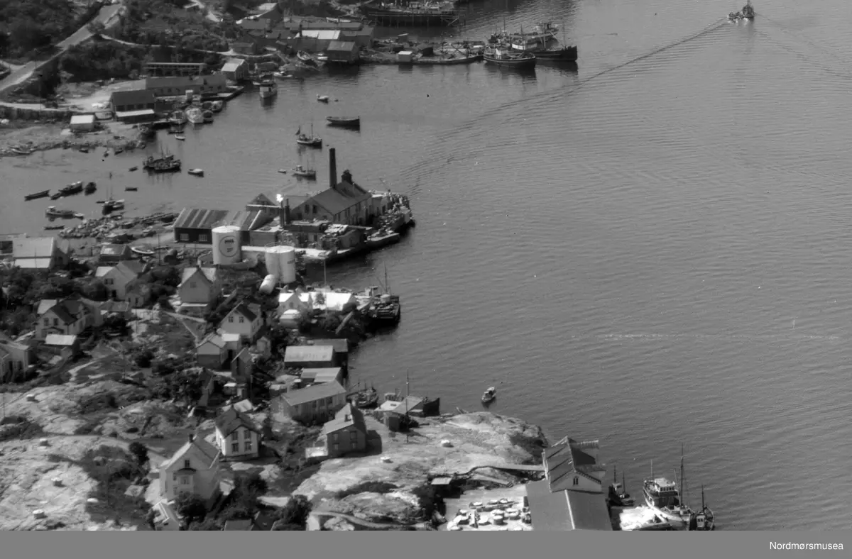 Flyfoto fra Nordlandet med Nordsundet og Nordsundbrua. Geworbnerholmen sees nærmest i bildet.  Innlandet og Kirkelandet sees i bakgrunnen med Sørsundet som går ut mot Bremsnesfjorden.

 Fra Nordmøre Museums fotosamlinger. EFR2015.
 ALTØ Dalegata og Bjørnehaugen verft/Sterkoder med tankanlegget NOR på Bjørnehaugen like ved Nordsundbrua.
