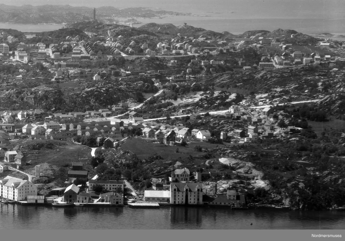 Flyfoto fra Nordlandet med Nordsundet og Nordsundbrua. Geworbnerholmen sees nærmest i bildet.  Innlandet og Kirkelandet sees i bakgrunnen med Sørsundet som går ut mot Bremsnesfjorden.

 Fra Nordmøre Museums fotosamlinger. EFR2015.
 ALTØ Dalegata og Bjørnehaugen verft/Sterkoder med tankanlegget NOR på Bjørnehaugen like ved Nordsundbrua.

