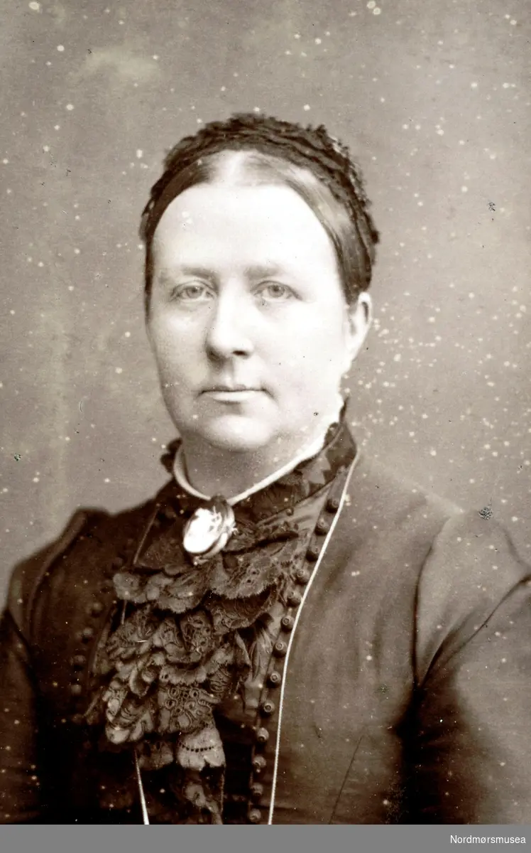 Marie Bøgh f. 1838 gift med banksjef i Bergen, Odin Emil Henriksen. De var bekjente av familien Johnsen (Christian Johnsen) i Kristiansund. (Info:
Randi Elisabeth Hagen).  Datering er ukjent. Bildet er trolig fra Christian Johnsens fotosamling, med reg. nr. KMb-2008-031.0001 til KMb-2008-031.0144. Fra Nordmøre Museums fotosamlinger.