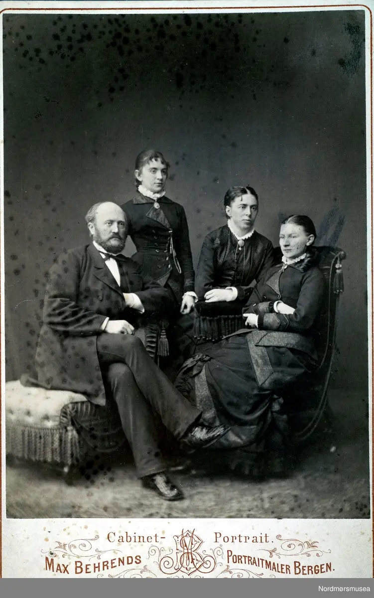 Fra venstre: 1) Byingeniør i Kristiansund, Hagbart Brinchmann f. 1835. 2) Laura Petrine Johnsen f. 1860, gift Werring. 3) Laura Susanne Øwre f. 1844, gift med Hagbart Brinchmann. 4) Karen "Kalla" Kristine Johnsen f. 1859. (Info:
Randi Elisabeth Hagen) -  "Erindring fra samværet i Bergen Nbr. Dcbr. 1880." November-Desember.  Se også andre bilder fra Johnsen/Øwrefamilien i Christian Johnsen samlingene som finnes i serien KMb-2008-047.

 ALTØ:
 Gamle Bergen museum har samme foto og teksten opplyser at de to kvinnene, nr. 2 og 4,
er døtrene Laura og 
Karen er H.
Brinchmanns søsterdøtre fra Molde og har påskrift:
 Erindring fra samværet i Bergen nov. og debr. 1880.
 Fra Nordmøre Museums fotosamlinger.