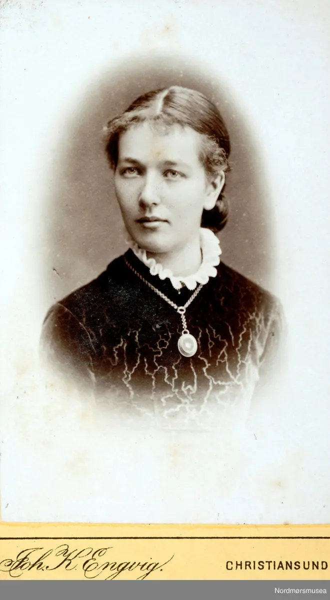 Portrett av Jeanette Lous f. 1860 Bergen, datter av Otto Henrik Meylænder Lous fra Fredrikstad og hans kone Johanne Marie Brunchorst fra Bergen. Hun vokste opp i Kristiansund i 1860-1870-årene sammen med søsknene Anna, Marie, Julie («Lulli») og Astrid. Faren var innrulleringsbetjent, havnefogd og los-oldermann. Jeanette ble gift med sogneprest Olaf Eugen Mohr fra Kristiania. Jeanette var blant annet forstanderinde for en misjonsskole i Stavanger, sammen med sin mann. De bodde blant annet i Mandal, Stavanger og Bergen. Hennes søster Astrid ble skuespiller, mens hennes søster Lulli ble konsertpianist og kjæreste med Knut Hamsun. (info: 

randi.elisabeth.hagen)


 Fra Nordmøre museums fotosamlinger.