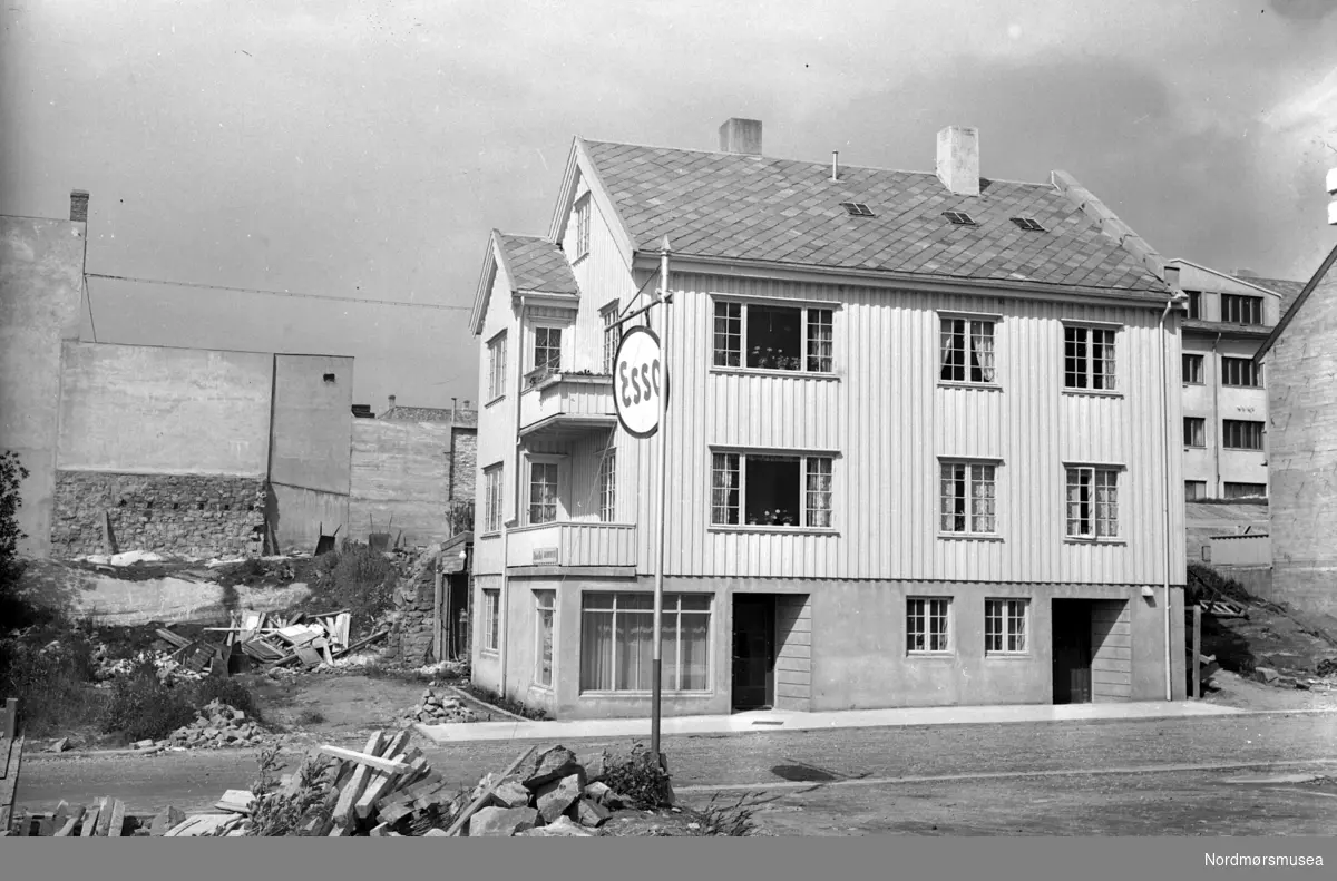 Esso-stasjonen nær Langveien. Bersaas.
 Fra Nordmøre Museum sin fotosamling, Williamsarkivet.
