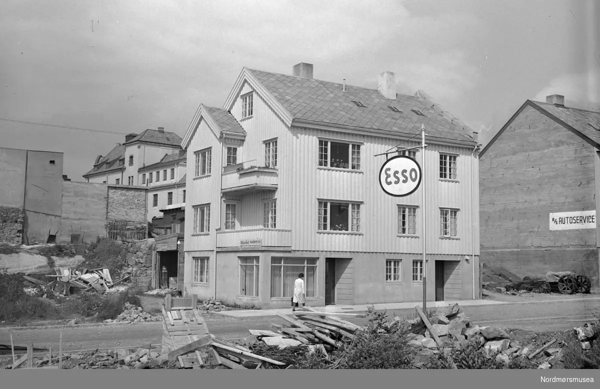 Gjenreising av Bersaas eiendom i P. Bendixens gate.
 Esso reklameskilt og skilt for A/S Autoservice på nabohuset. Fra Nordmøre Museum sin fotosamling, Williamsarkivet.
