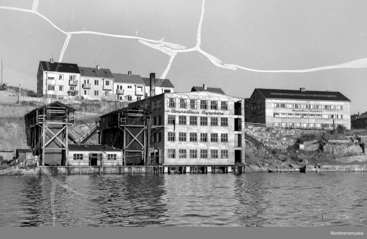 Foto fra Brunsvikens reperbane ved Storgata på Kirkelandet i Kristiansund, og ved Sørsundet i havnebassenget. Bildet er fra omkring 1950-1955. Fra Nordmøre Museums fotosamlinger, Williamsarkivet.
