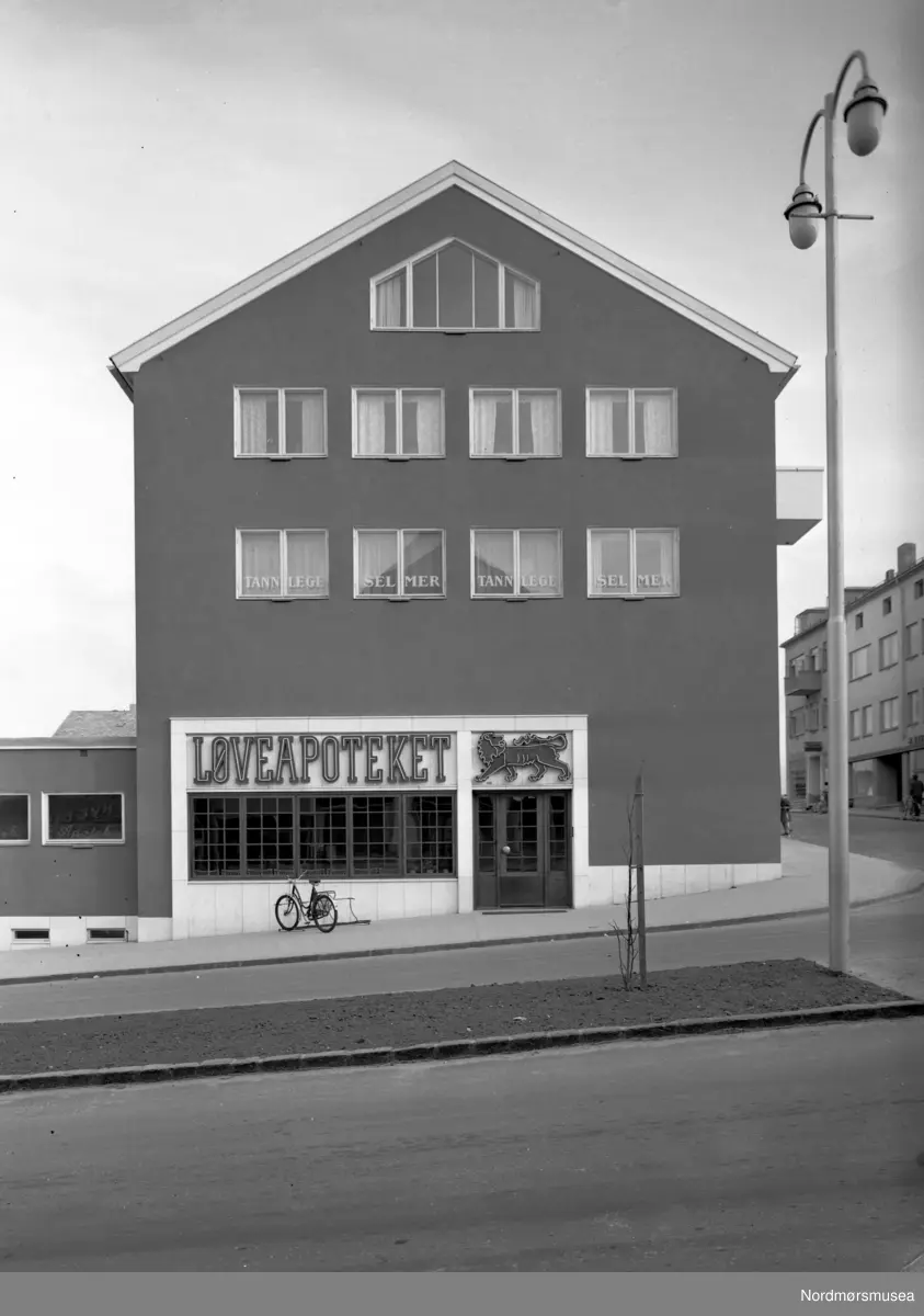 Apotek Løven gjenreist etter bombingen i 1940.  Fra Nordmøre Museum sin fotosamling, Williamsarkivet. EFR2015