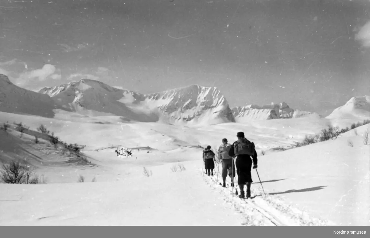 Mennesker på skitur i den norske fjellheimen, trolig en plass i Møre og Romsdal. Det er ukjent hvem vi ser på bildet, samt når bildet er tatt. Fra Nordmøre museums fotosamlinger. EFR2015
