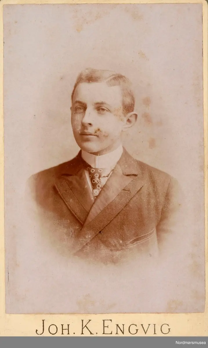 Lorentz Andreas Lossius f. 1875. Han var sønn av Saras Michael Ideus Lossius f. 1833-1901 og hustru Sofie Christiane Knudtzon f. 1934-1896. Lorentz A. Lossius ble i 1899 gift med Marina Abigael Boye f. 1874-1947. De fikk to barn: Lorentz A. Lossius f. 1900 og Sofie Knudtzon Lossius f. 1902. Han var senere konsul og kjøpmann i Kristiansund og drev blant annet med produksjon og eksport av klippfisk. Fra et album med ";visittkortbilder";. Bildet gjengies som et eksempel på bildet som en museumsgjenstand.

Bildet gjengies som et eksempel på bildet som en museumsgjenstand. Fra Nordmøre Museum sin fotosamling.
