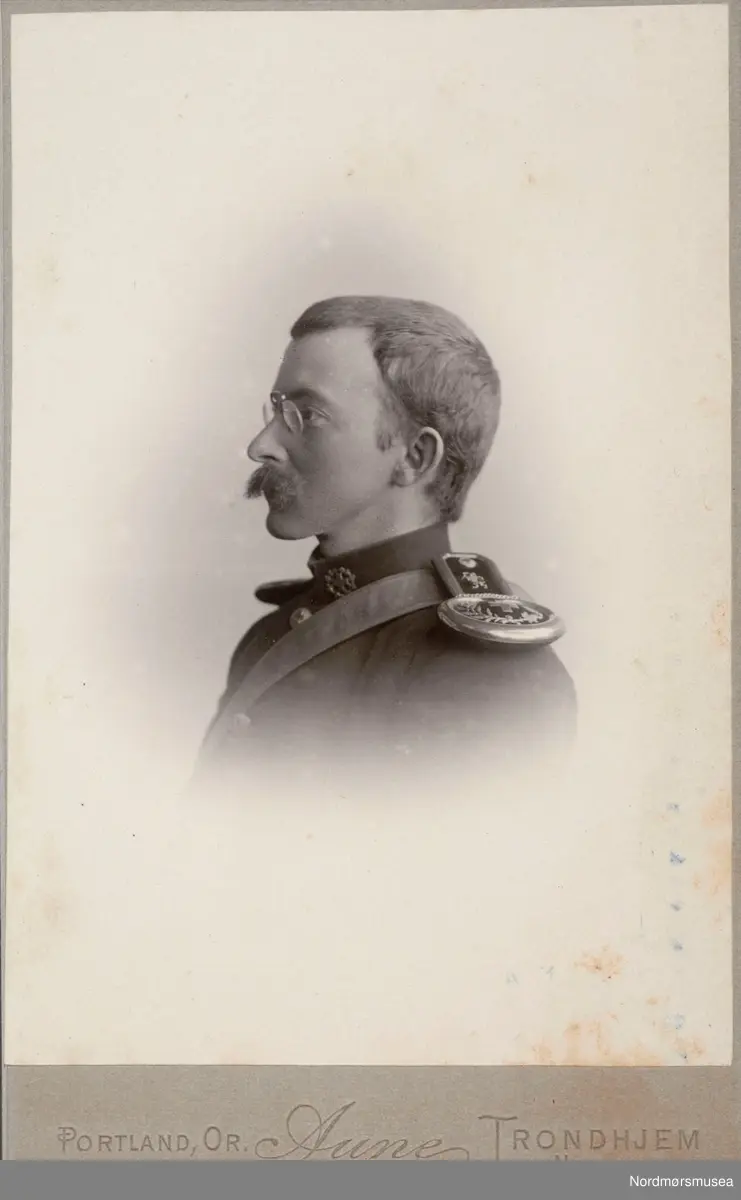 Lege Johan Berger Boye (1869-1912) i Kristiansund. Sønn av overlærer Ole Langfeldt Boye og kone Andrine Mathea Tobrud. Johan var gift med Marthe Christine Bothner. På fotografiet ser vi ham sannsynligvis som premierløytnant i saniteten. (Info:
Randi Elisabeth Hagen)  mann i uniform. trolig i Trondheim omkring 1900-1910. Fra Nordmøre museums fotosamlinger.