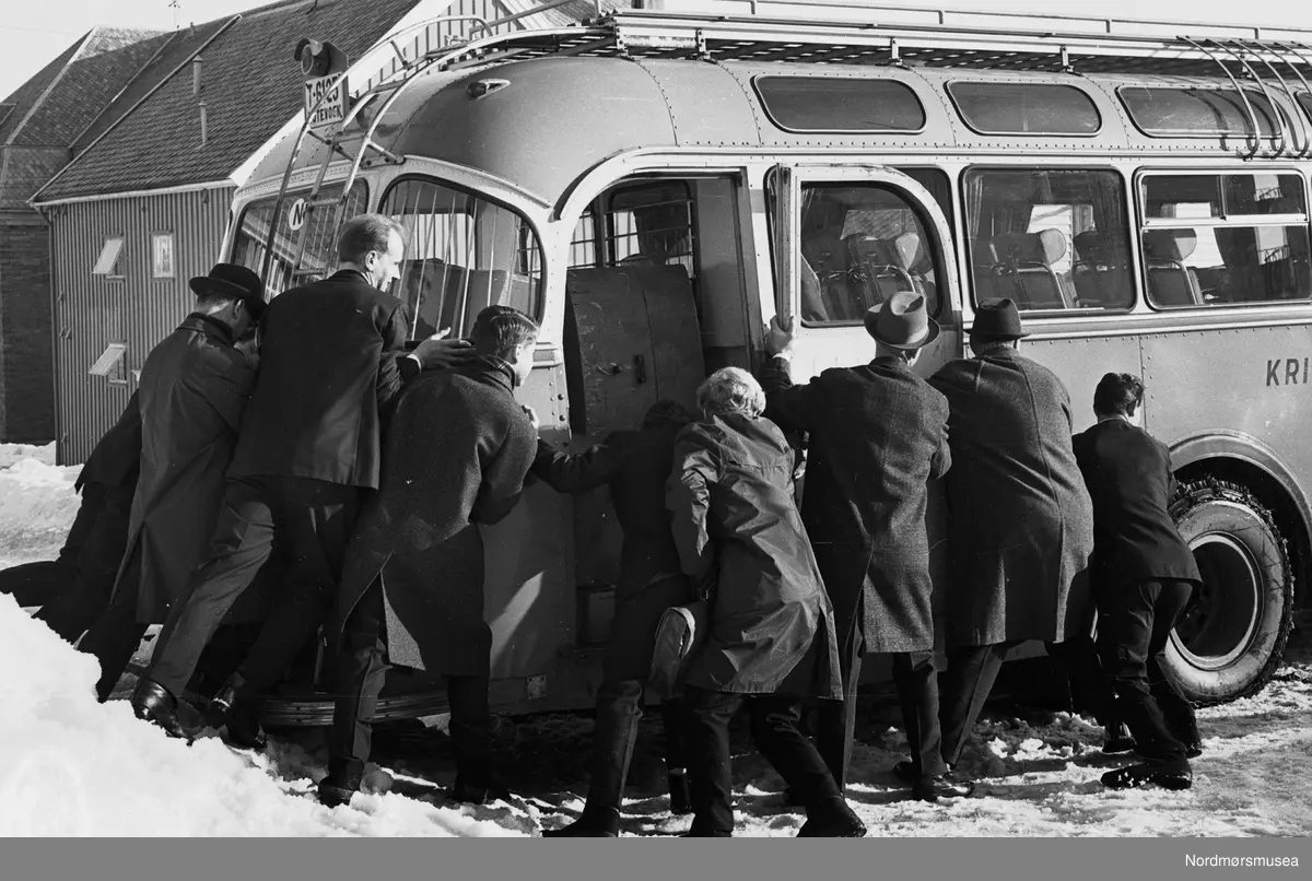 Bussen på bildet har registreringsnummer T-6125. Det var en personbuss som tilhørte Kristiansund Frei Billag. Det var en Scania-Vabis B75 med karosseri fra Vestfold Bil og Karosseri (VBK). Dette var en 1961-modell registrert 24. mai 1961.  Den hadde 41 sitteplasser. (Info: Sveinung Berild - 16.10.2016) - Bilde fra Trygve Rossbachs dokumentasjon av Kristiansund Symfoniorkesters virksomhet på andre halvdel av 1900-tallet; ca 1950-2000. Prøver, turer, sosialt samvær og konserter. (Fra Nordmøre museum sin fotosamling.)