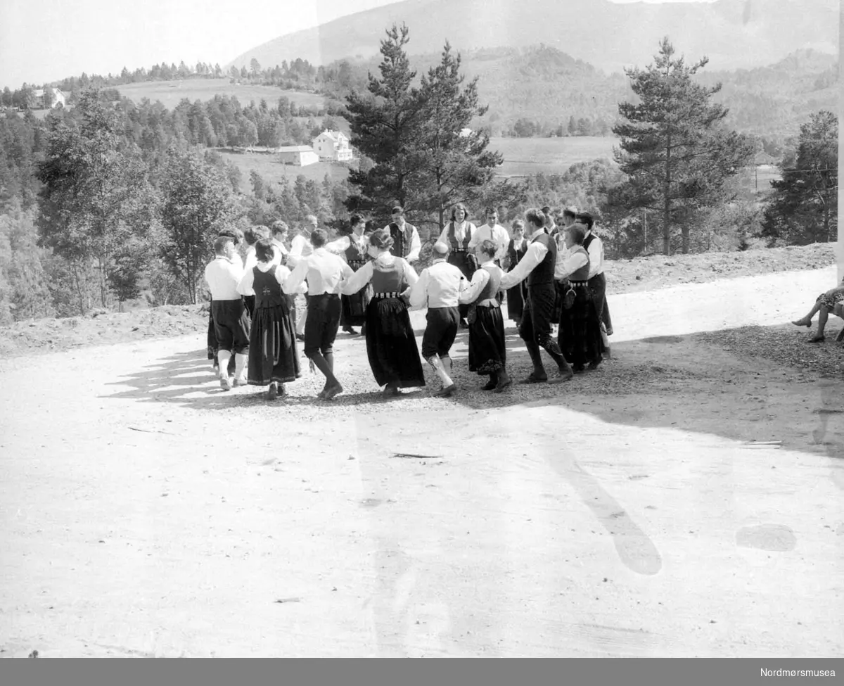 "Leikarring". Repotasjebilde fra Romsdalspostens arkiv. Bildet dateres til august 1969. Det er ukjent hvem vi ser på bildet, samt hvor bildet er tatt. Fra Nordmøre Museum sin fotosamling.
