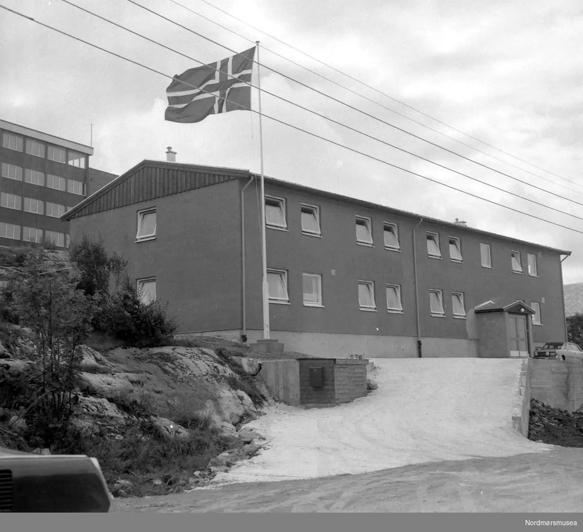 Fotoet viser trolig fra innvielsen av et nytt hybelhus. Sannsynligvis fotografert august 1969. Bildet kommer fra negativarkivet etter Romsdalsposten. Fra Nordmøre Museums fotosamlinger.
