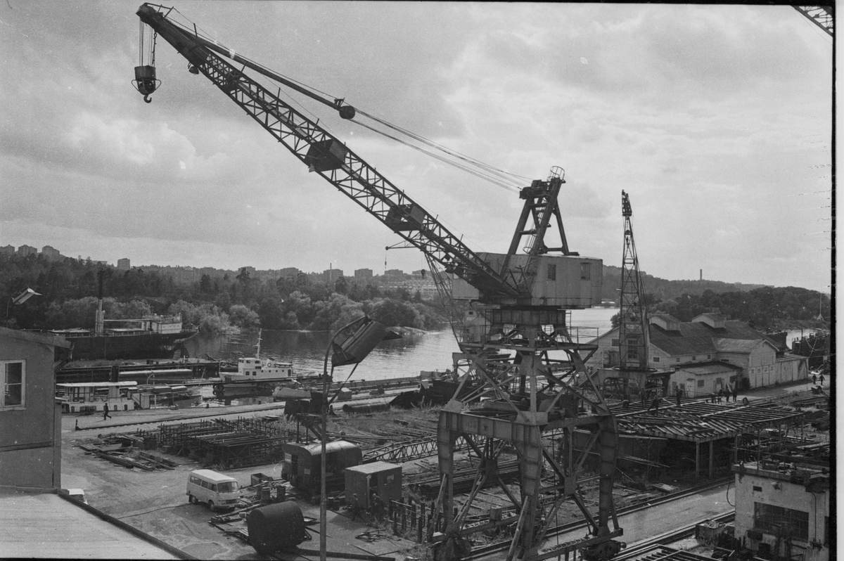 Ekensbergs varv 1970. Varvsområdet sett mot sydväst, mot Mörtviken och Rävudden. T v kan urskiljas bogserbåten BRAGE (urspr. LINGARÖ), passagerarfartyget EJDERN och pråmen MONARK (urspr. lastångfartyget MASILIA).