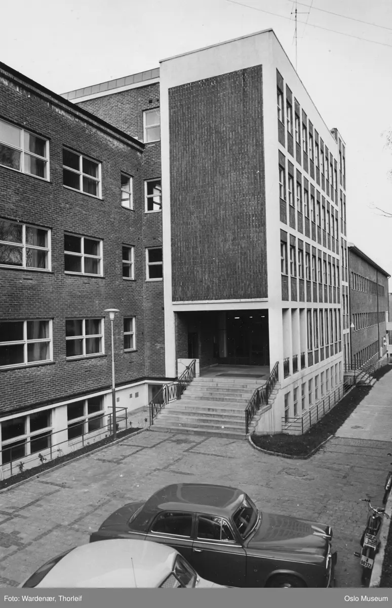 Statens teknologiske institutt, kontorbygning, parkeringsplass, biler