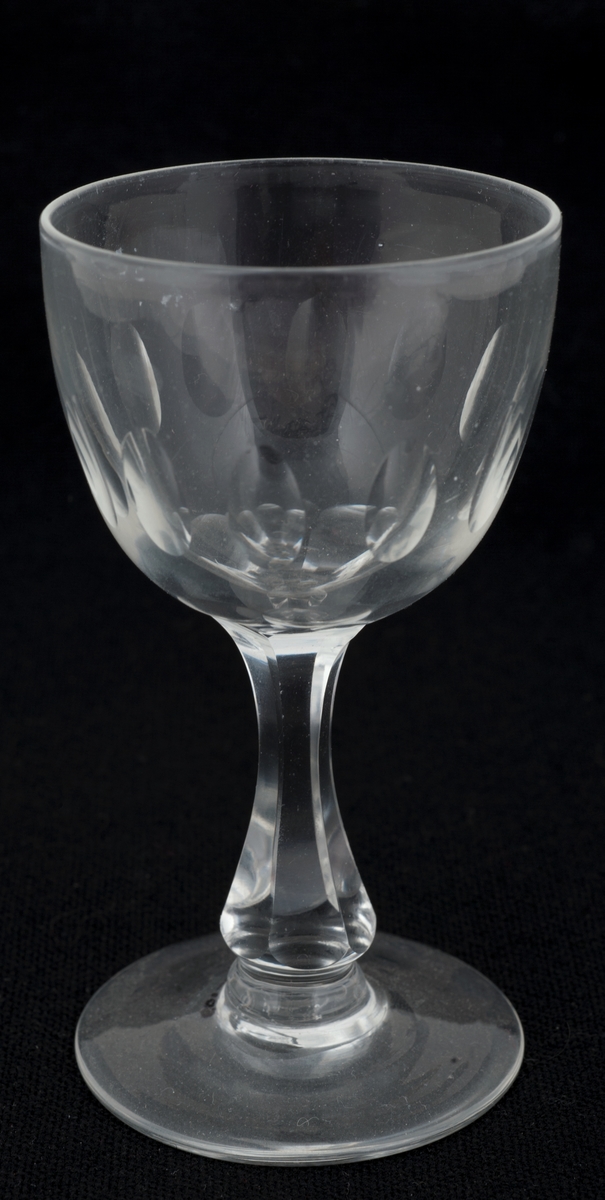 hetvinsglass med olivenslipt klokke, balusterformet stett og fot i modellen Derby.