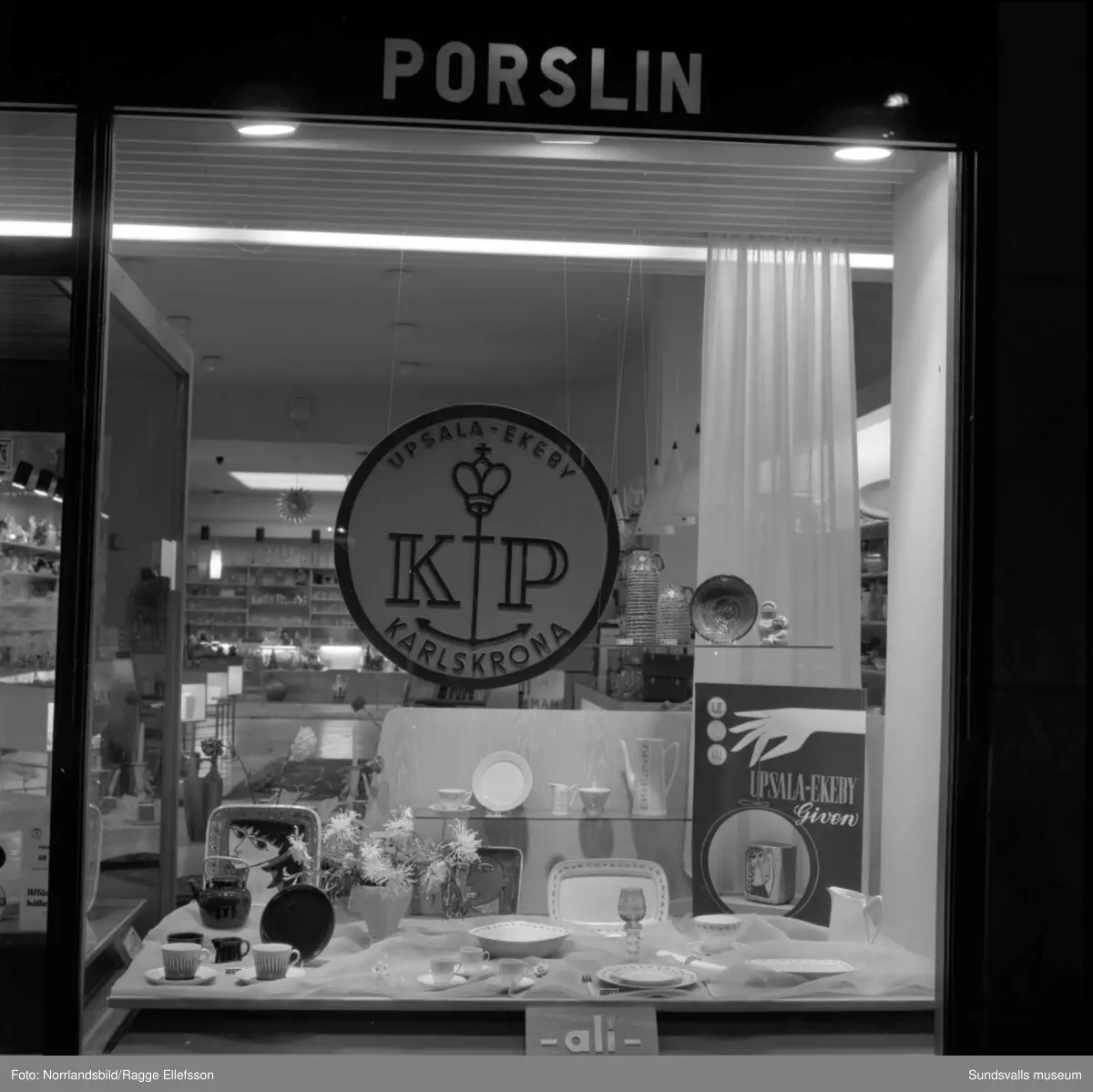 Ali Glas & Porslin i Thulehuset vid Kyrkogatan skyltar med föremål från Uppsala-Ekeby.