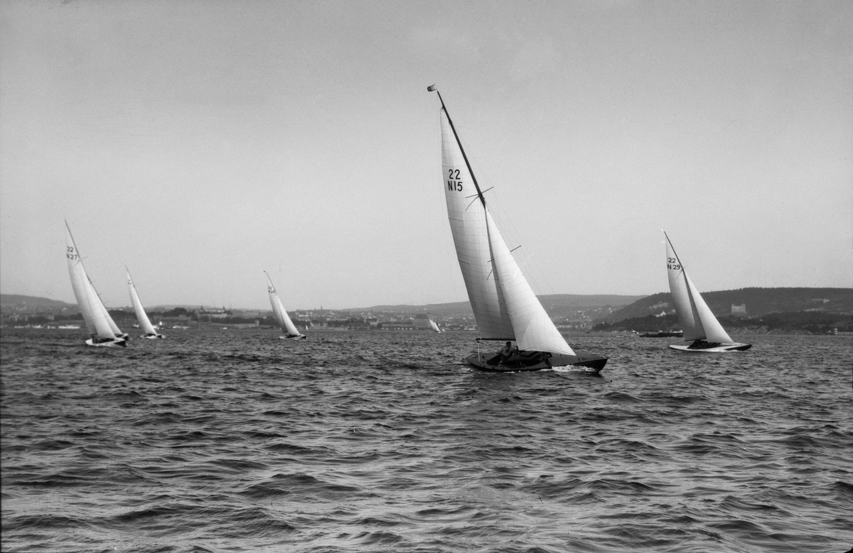 Seilbåter i regatta. 'Lull 5' (ex Reven, b.1928, Anker & Jensen) og 'Trondhjem' (b. 1930, Holmen yachtverft) i KNS vårregatta 1930