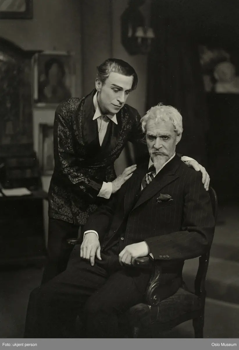 dobbeltportrett, scenebilde, menn, skuespillere, rollebilde, Knut Willberg og Thor Willberg i "Hustruen" på Nationaltheatret, stående og sittende helfigur, kostymer, scenografi