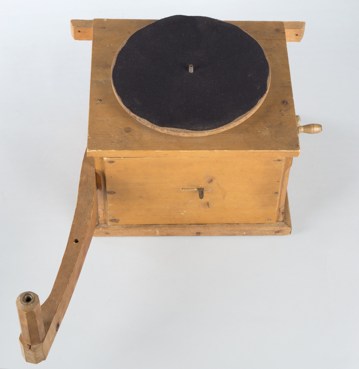 Hjemmelaget grammofon av pathéfon-type. 

Instrumentet består av tre deler som lett kan tas fra hverandre. Kasse med en arm, som holder trakten, platetallerken og trakt. Det er montert en sveiv på en siden av kassen. Hovedsaklig består instrumentet av tre, kassen av gran og trakten sansynlighvis av kirsebær. Overflaten er delvis ru og ujevn.
På platetallerken ligger es svart filt. Kassen er føyet sammen med skruer og spiker.

Membranen består av marieglas, som er en variasjon av krystallen gips.