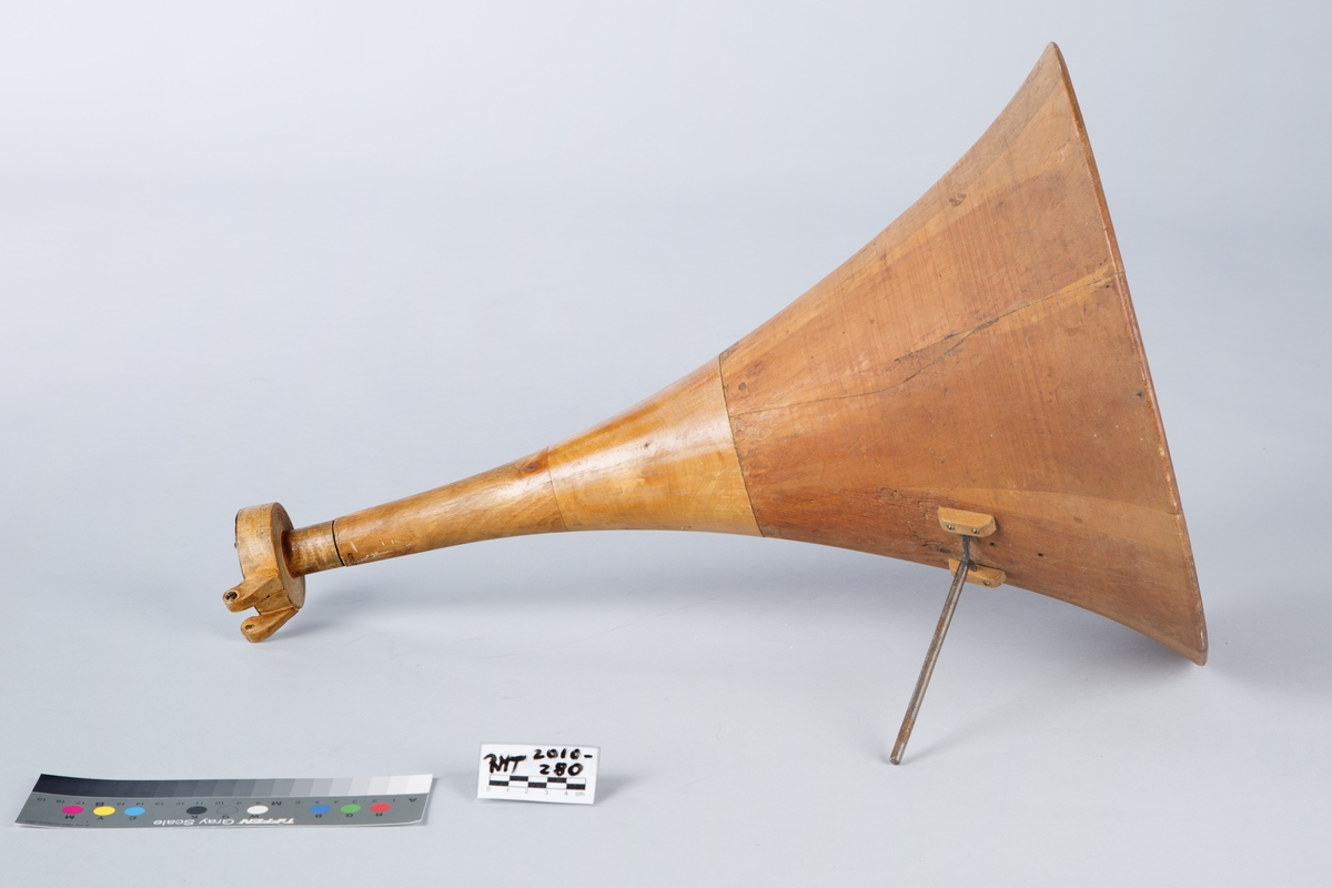 Hjemmelaget grammofon av pathéfon-type. 

Instrumentet består av tre deler som lett kan tas fra hverandre. Kasse med en arm, som holder trakten, platetallerken og trakt. Det er montert en sveiv på en siden av kassen. Hovedsaklig består instrumentet av tre, kassen av gran og trakten sansynlighvis av kirsebær. Overflaten er delvis ru og ujevn.
På platetallerken ligger es svart filt. Kassen er føyet sammen med skruer og spiker.

Membranen består av marieglas, som er en variasjon av krystallen gips.