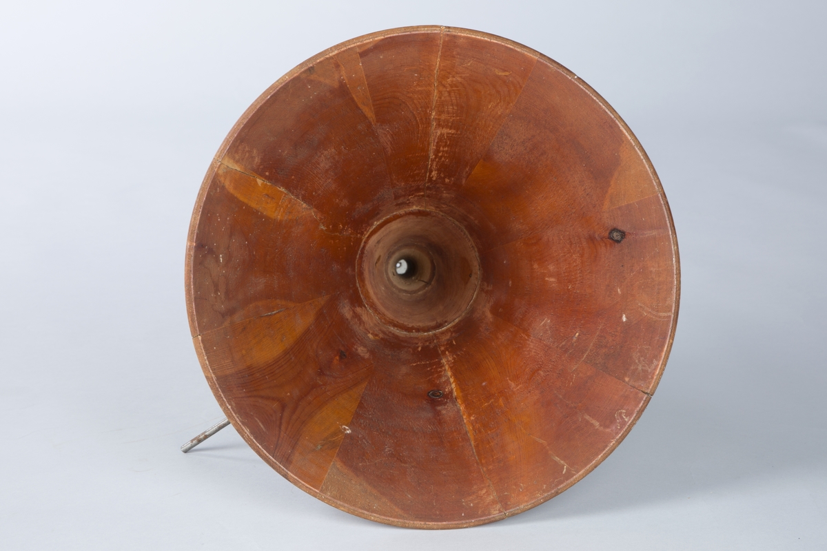 Hjemmelaget grammofon av pathéfon-type. 

Instrumentet består av tre deler som lett kan tas fra hverandre. Kasse med en arm, som holder trakten, platetallerken og trakt. Det er montert en sveiv på en siden av kassen. Hovedsaklig består instrumentet av tre, kassen av gran og trakten sansynlighvis av kirsebær. Overflaten er delvis ru og ujevn.
På platetallerken ligger es svart filt. Kassen er føyet sammen med skruer og spiker.

Membranen består av marieglas, som er en variasjon av krystallen gips.