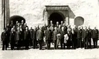 Järnvägspersonal erhåller medaljer vid en högtidlighet på Kalmar Slott 1950-talet. Bland andra lokförare Axel Johansson och banarbetare Emil Jonsson.