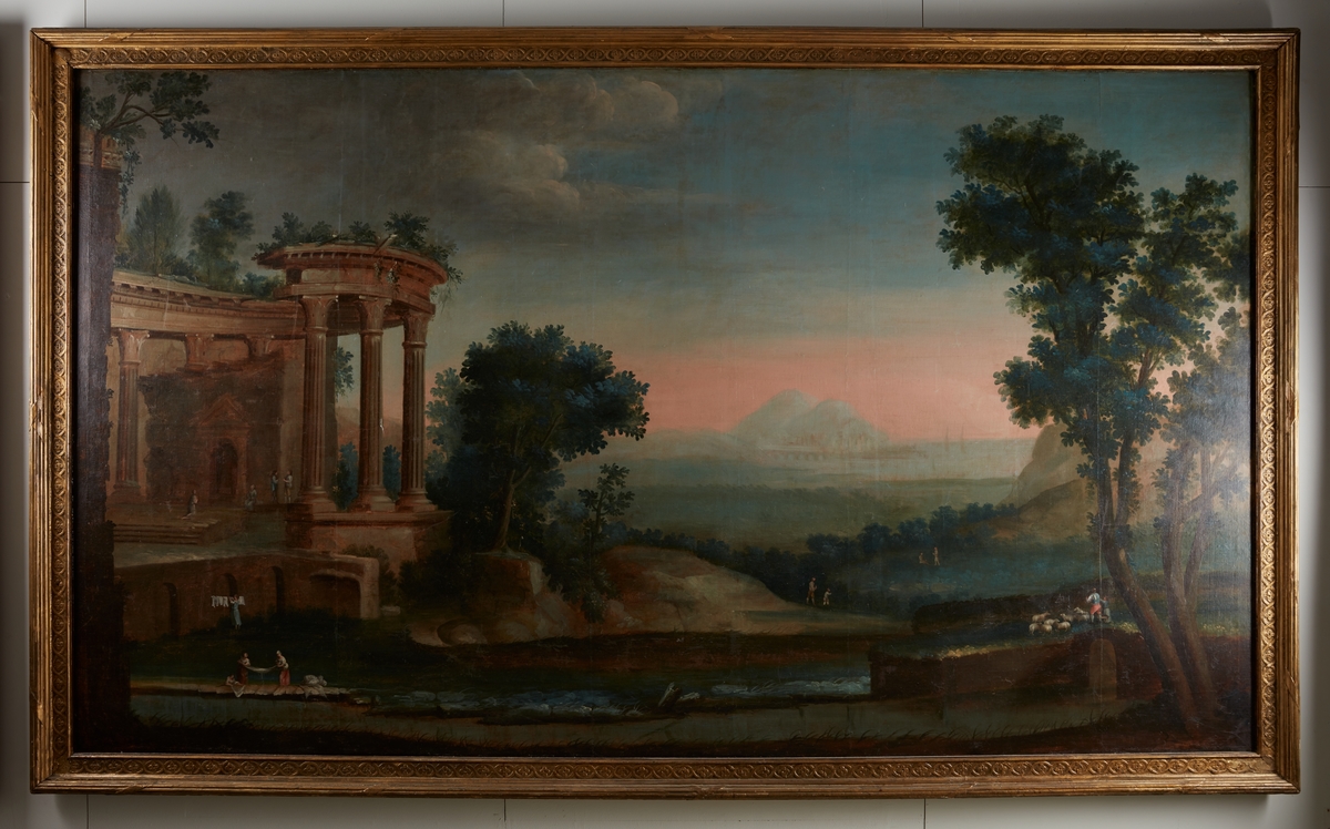 Maleriet framstiller et idealisert landskap, trolig i Italia. I forgrunnen til venstre en stor ruin av et romersk tempel med små staffasjefigurer som vandrer rundt. Til høyre for dette et stort tre og lengst til høyre et enda høyere tre. De to trærne innrammer et rolig landskap i mellomgrunnen og et fjell med to markerte topper samt et havneparti i bakgrunnen. I forgrunnen for øvrig en elv og en mur med en bro til høyre samt to grupper med staffasjefigurer – til venstre to kvinner som vasker tøy, til høyre en gjeter med sauer. I mellomgrunnen ytterligere fire staffasjefigurer fordelt på to grupper med to personer i hver.