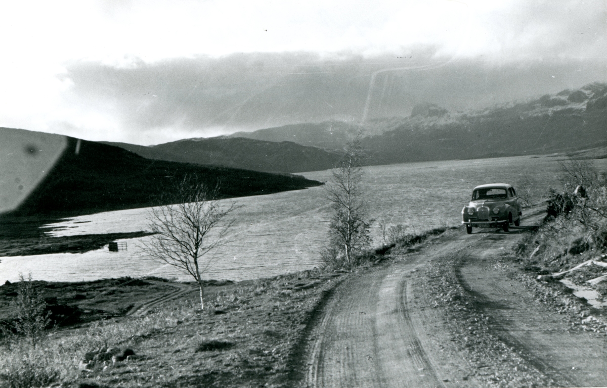 Strandavatn ved Leino i  Hol. Bilen tilhøyrer Thorbjørn Pedersen og er ein Austin A40 Somerset produsert 1952-54.
Bildet er tatt av Thorbjørn Pedersen.