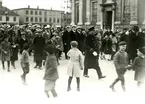 Studenter i Kalmar på marsch över Stortorget för att fira någon högtid i gamla Läroverket någon gång 1925-30. Polismannen närmast är överkonstapel Dahl.