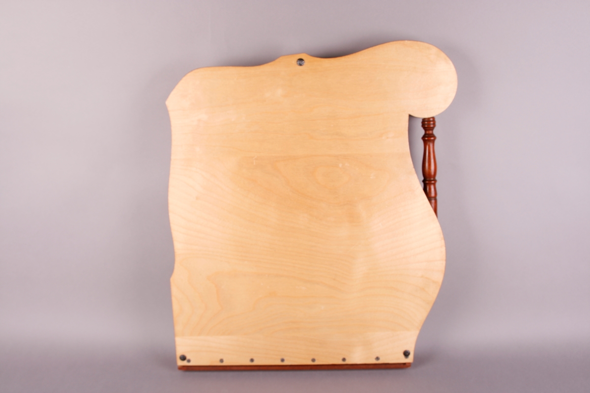 Rektangulær korpus med lokk og bunn i lysebrunt tre. Sargen er mørkt tre. Bunnen er flat. Nedre sarg er flat, og de andre tre sidene er buet. Instrmentet har en "arm" på venstre side. Fra denne armen går et håndtak i form av en søyle. Tre metallknapper på venstre side nedenfor håndtaket. Ved disse er det to metallskruer/ringer her som lager hull inn i resonanskassen. 

64 strenger som er gruppert i sju akkorder. Fra venstre: F-dur, C-dur, G-dur, D-dur, A-dur, E-dur, H-dur. Nederst på instrumentet er det påmontert et brett som beskytter strengefestet. Under strengene går det for hver akkord en stang som kan bøyes oppover. Med disse kan man forandre tersen i hver akkord, og dermed spille i moll. 

Nederst, før strengefestet og brettet er det skrudd på en metallplate som beskriver tonehøyder via notelinjer, samt notenavn. Etikett på kremhvitt (falmet?) papir er pålimt inne i kassen.