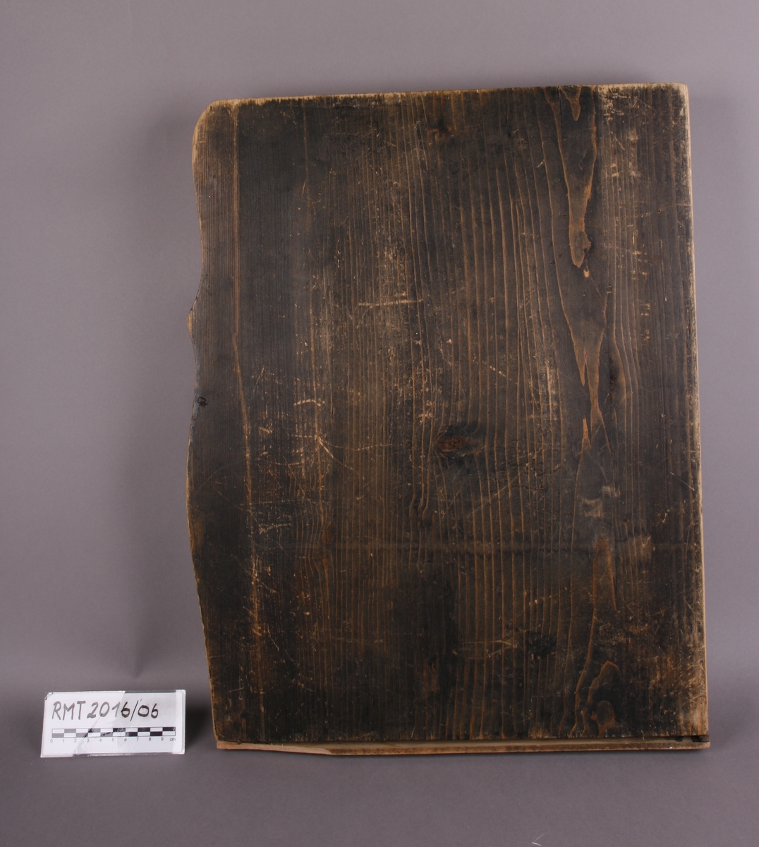 Citeren har følgende mål: Lengde 50 cm, maks bredde (på midten) 39 cm, bredde på anheng i nedre kant 37,7 cm, maks høyde (dybde) opp til og med stengeskruer: 6,7 cm. Høyde (dybde) på sarg: 4,5 cm. Citeren er laget av tre som er malt svart, formen er rektangulær og med noe buet «svung» på høyre side, sett forfra. Instrumentet er påmontert et brett (anheng) i nedre kant, som skjuler strengefestene. Brettet (planken) er skadet på venstre side.

Instrumentet har syv sett med strenger som hver danner en bestemt akkord, totalt 56 strenger. Disse akkordene er fra venstre til høyre: F dur, C dur, G dur, D dur, A dur, E dur og F# dur. Navn på toner, notelinje og nummer på strenger er påført (trykt?) på citerens nedre del, over anhenget. Inne i kassen er det en merkelapp i gult papir der det står at citeren er produsert av C.W.Johansson & Co. Musikinstrumentfabrik i Nässjö. Skrifta er trykt med svarte bokstaver:

«[Blomstdekor] Svensk Accord-Zittra N:o 7. [Blomstdekor] // [Uleselig blyantskrift] Fran [Från] // C.W.Johansson & Co. // Musikinstrumentfabrik // [Dekor] NÄSSJÖ. [dekor] // [Dekor] // Normalstämning»