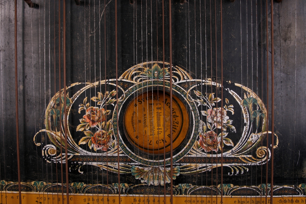 Citeren har følgende mål: Lengde 50 cm, maks bredde (på midten) 39 cm, bredde på anheng i nedre kant 37,7 cm, maks høyde (dybde) opp til og med stengeskruer: 6,7 cm. Høyde (dybde) på sarg: 4,5 cm. Citeren er laget av tre som er malt svart, formen er rektangulær og med noe buet «svung» på høyre side, sett forfra. Instrumentet er påmontert et brett (anheng) i nedre kant, som skjuler strengefestene. Brettet (planken) er skadet på venstre side.

Instrumentet har syv sett med strenger som hver danner en bestemt akkord, totalt 56 strenger. Disse akkordene er fra venstre til høyre: F dur, C dur, G dur, D dur, A dur, E dur og F# dur. Navn på toner, notelinje og nummer på strenger er påført (trykt?) på citerens nedre del, over anhenget. Inne i kassen er det en merkelapp i gult papir der det står at citeren er produsert av C.W.Johansson & Co. Musikinstrumentfabrik i Nässjö. Skrifta er trykt med svarte bokstaver:

«[Blomstdekor] Svensk Accord-Zittra N:o 7. [Blomstdekor] // [Uleselig blyantskrift] Fran [Från] // C.W.Johansson & Co. // Musikinstrumentfabrik // [Dekor] NÄSSJÖ. [dekor] // [Dekor] // Normalstämning»