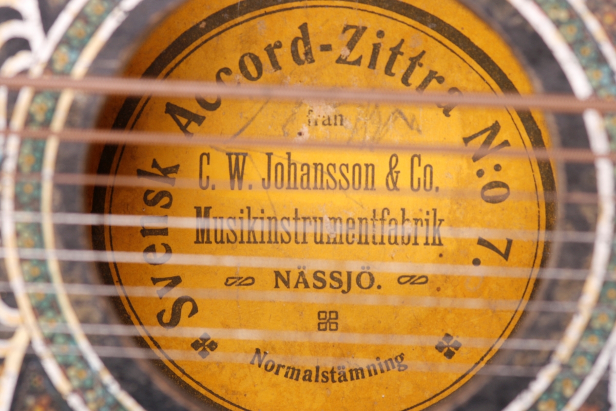 Citeren har følgende mål: Lengde 50 cm, maks bredde (på midten) 39 cm, bredde på anheng i nedre kant 37,7 cm, maks høyde (dybde) opp til og med stengeskruer: 6,7 cm. Høyde (dybde) på sarg: 4,5 cm. Citeren er laget av tre som er malt svart, formen er rektangulær og med noe buet «svung» på høyre side, sett forfra. Instrumentet er påmontert et brett (anheng) i nedre kant, som skjuler strengefestene. Brettet (planken) er skadet på venstre side.

Instrumentet har syv sett med strenger som hver danner en bestemt akkord, totalt 56 strenger. Disse akkordene er fra venstre til høyre: F dur, C dur, G dur, D dur, A dur, E dur og F# dur. Navn på toner, notelinje og nummer på strenger er påført (trykt?) på citerens nedre del, over anhenget. Inne i kassen er det en merkelapp i gult papir der det står at citeren er produsert av C.W.Johansson & Co. Musikinstrumentfabrik i Nässjö. Skrifta er trykt med svarte bokstaver:

«[Blomstdekor] Svensk Accord-Zittra N:o 7. [Blomstdekor] // [Uleselig blyantskrift] Fran [Från] // C.W.Johansson & Co. // Musikinstrumentfabrik // [Dekor] NÄSSJÖ. [dekor] // [Dekor] // Normalstämning»