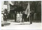 Rektor Carl Göransson med fanan på gamla  läroverkets skolgård vid Stortorget omkring 1930.