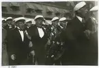 Studentexamen i Kalmar 1930-talet. Fotot taget på Larmtorget. 
Mannen längst t.h. löjtnant Gösta Rosengren.