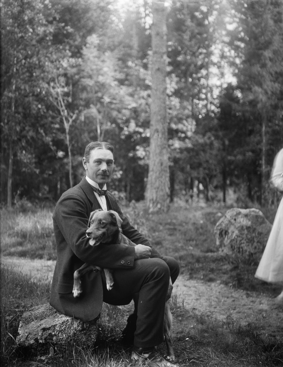 "Birger Gustafson Göksbo ensam med hunden", Altuna socken, Uppland 1919