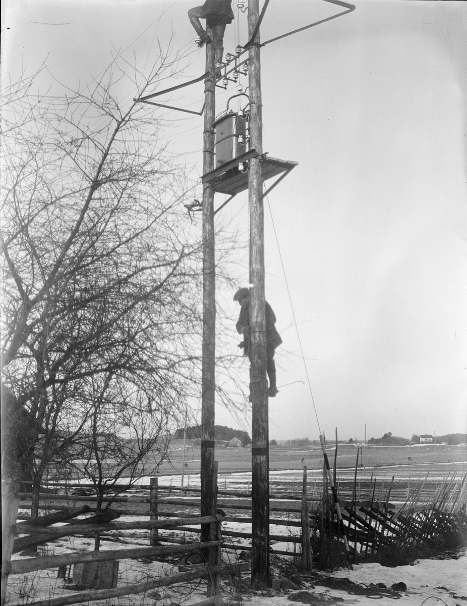 "Johanson på väg upp i transformatorn", Sävasta, Altuna socken, Uppland 1920